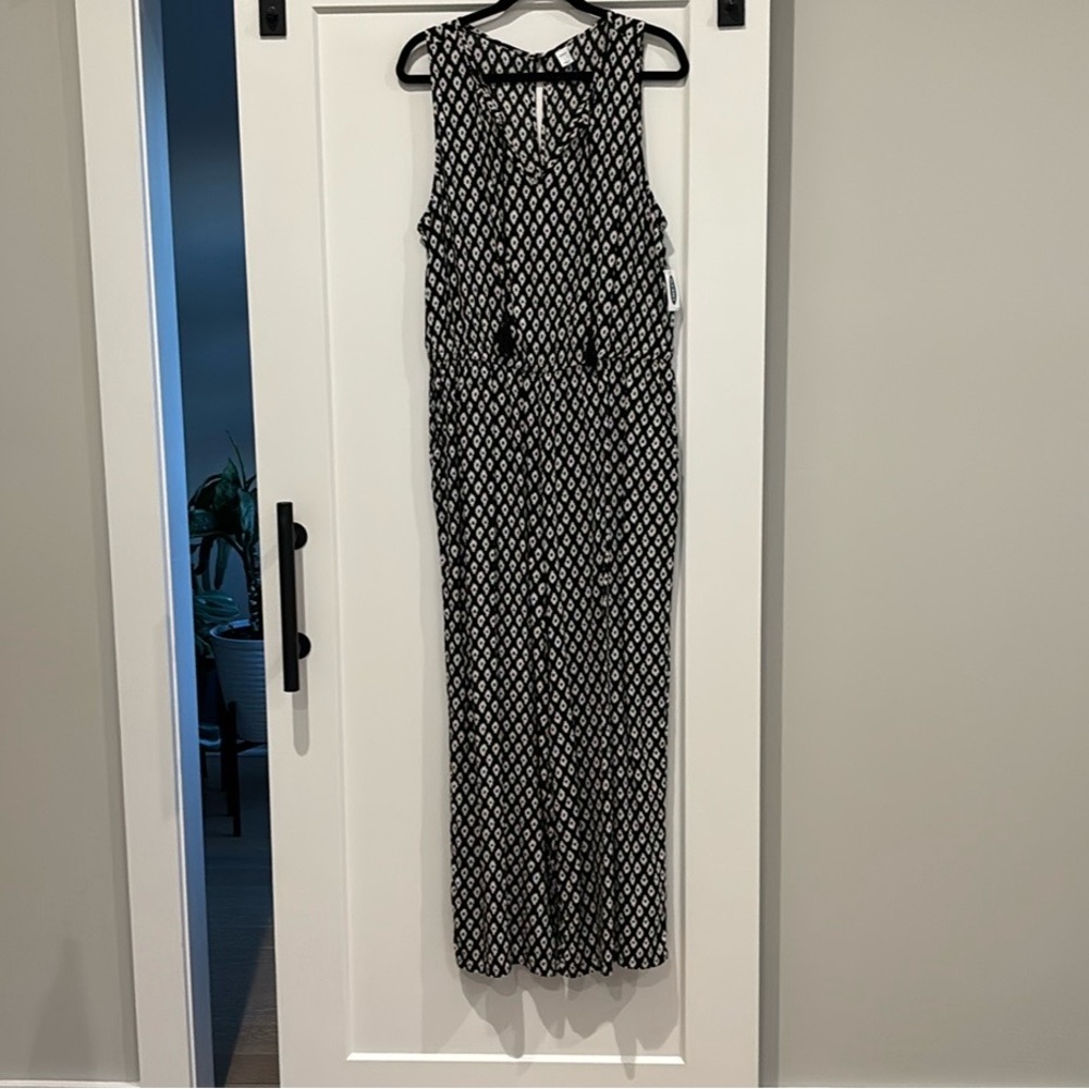 NWT Sleeveless Tie-Neck Wide-Leg Jumpsuit. Black Print. Large